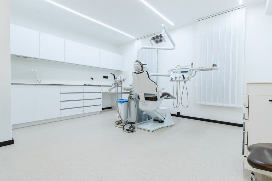 Имплантологија